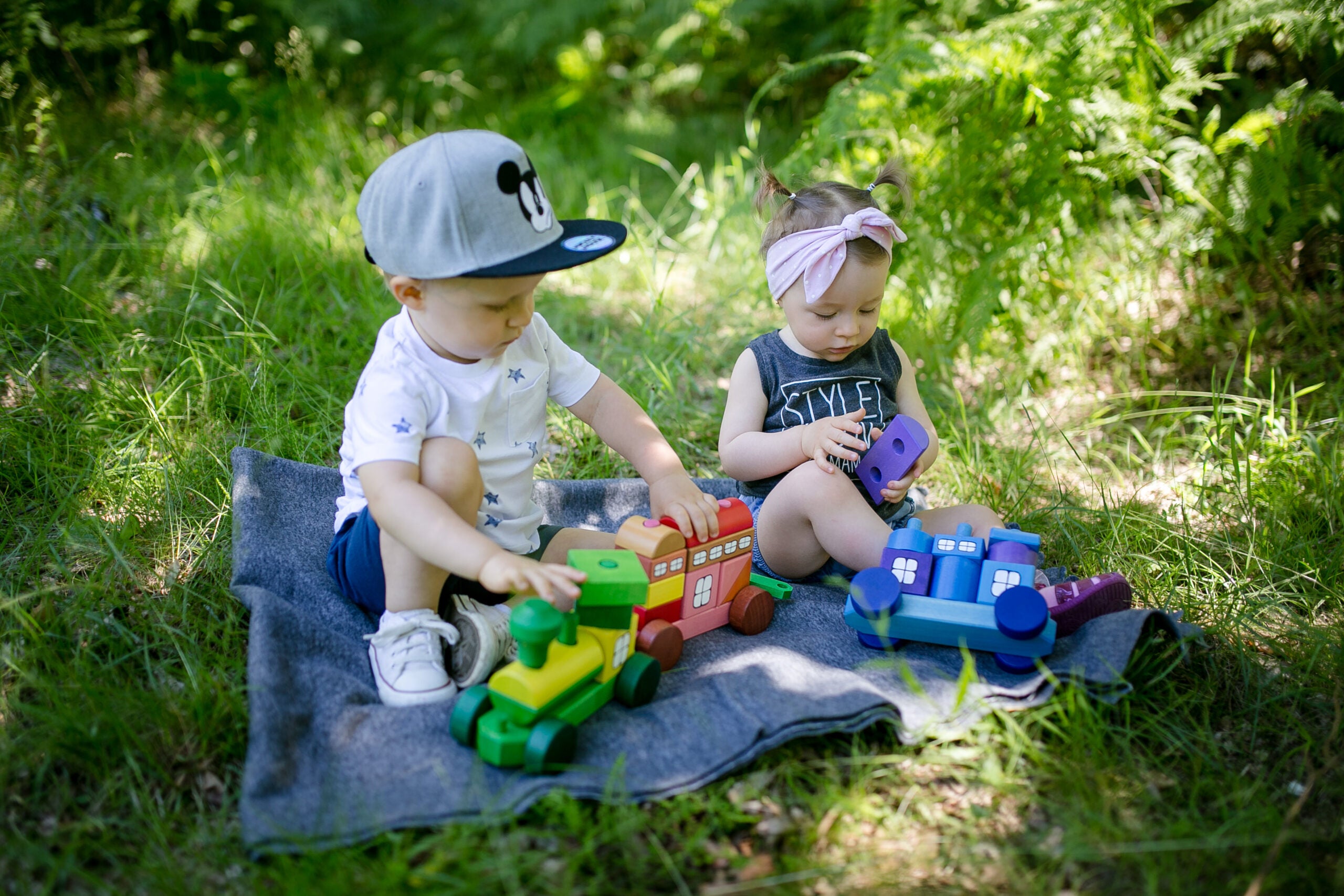 Tarnawa Toys Holz-Zug aus farbigen Blöcken