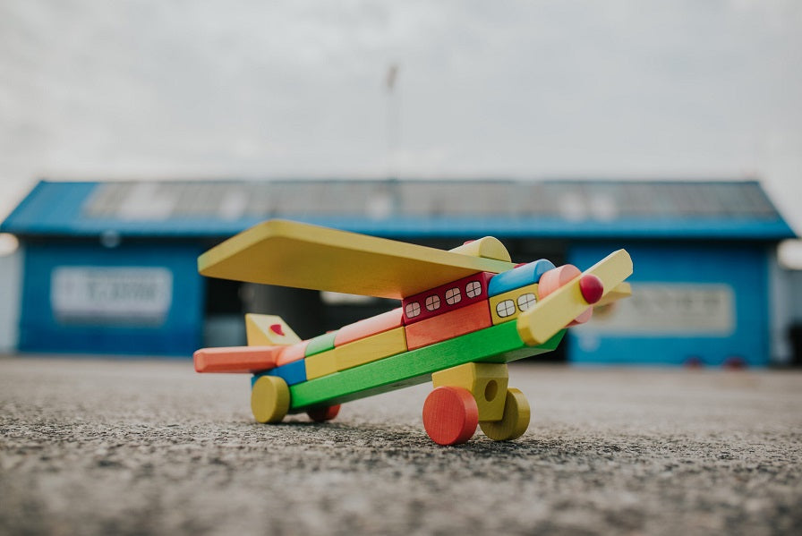 Tarnawa Toys Holz Flugzeug mit Regenbogenblöcken