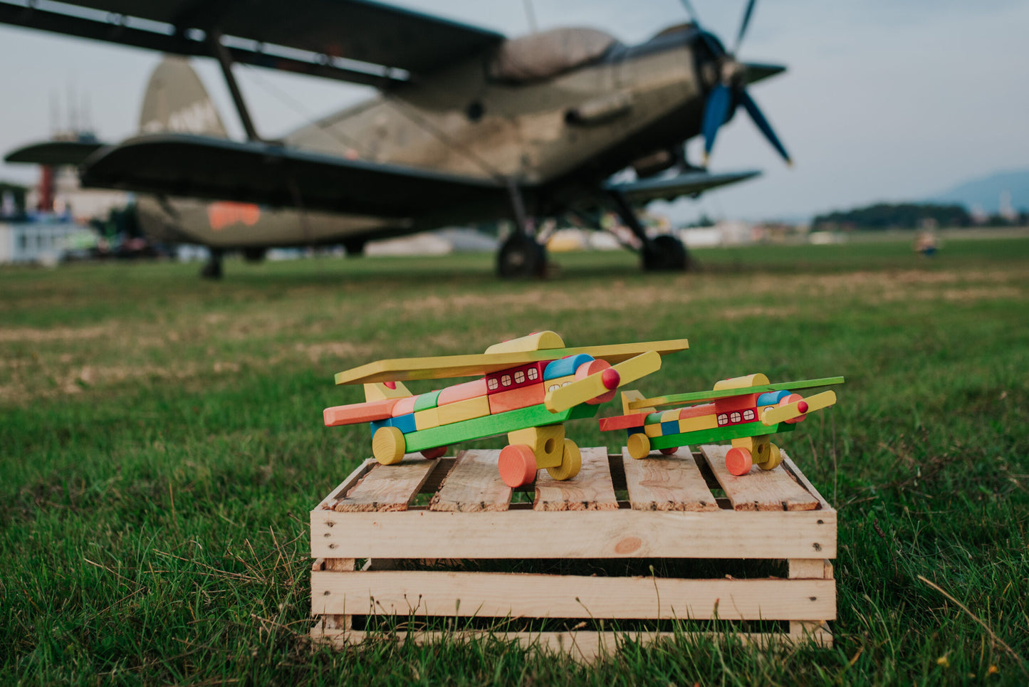 Holz Flugzeug mit Regenbogenblöcken